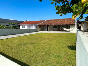 CASA COMPLETA para alugar na Praia da Pinheira.